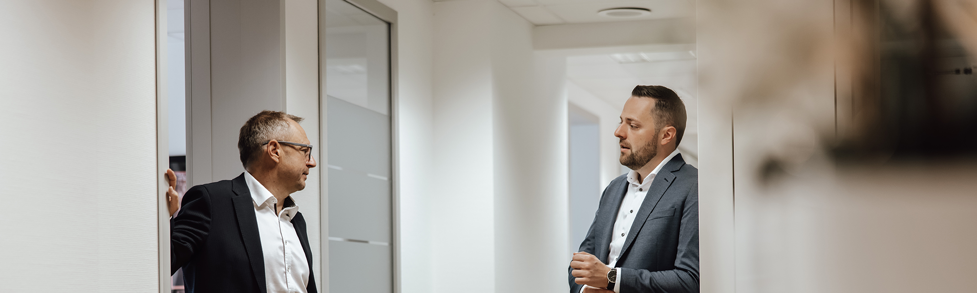 Zwei Männer im Flur
