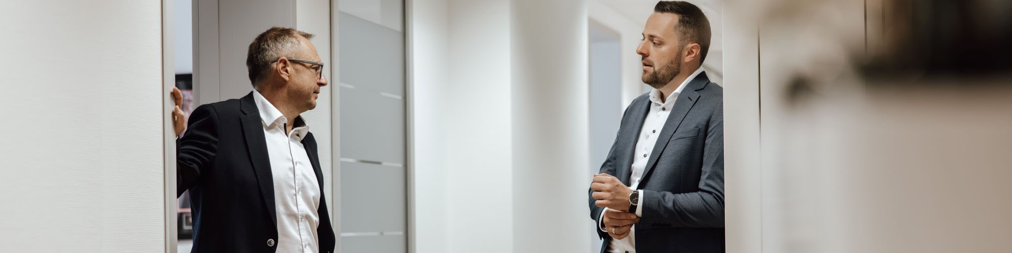 Zwei Männer im Flur