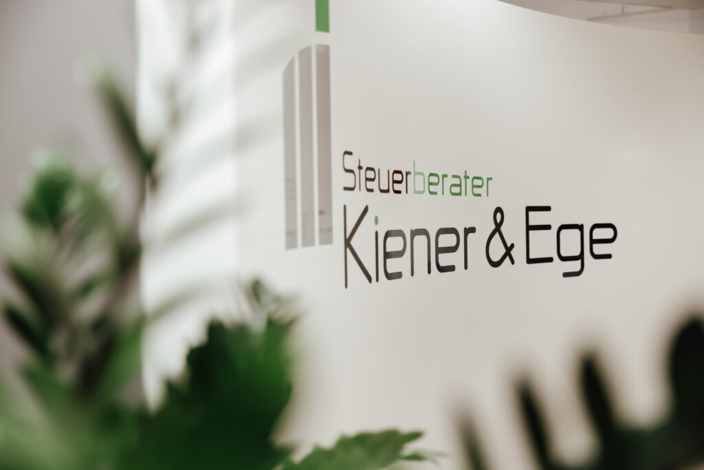 Wandschrift Steuerberater Kiener & Ege